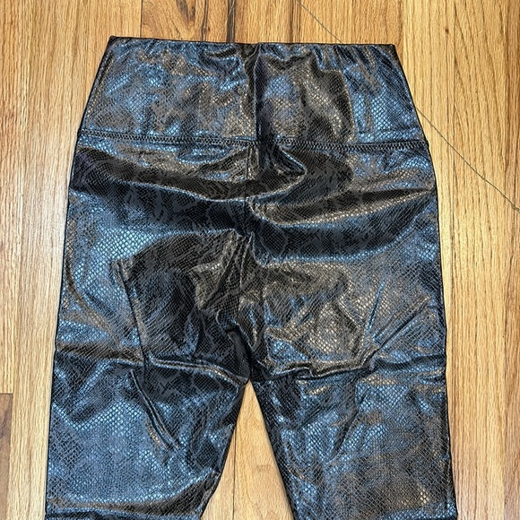 7 FOR ALL MANKIND Snake Printed Faux Leather Legging Pants Grey High Rise - Picture 10 of 11